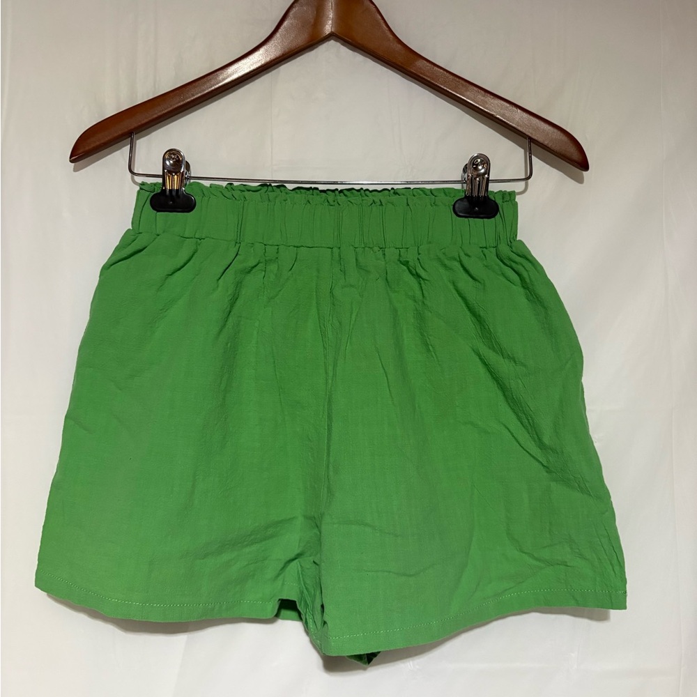 High-Rise Summer Shorts in Bright Green